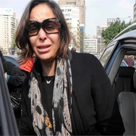 بالصور: انهيار داليا البحيري في جنازة طليقها