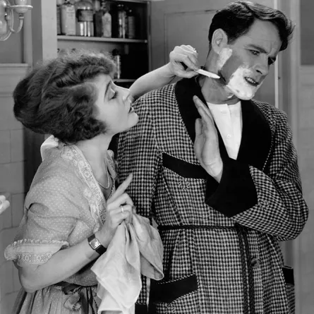 العطاء لعبة تجيدها النساء.. وينكرها الرجال!