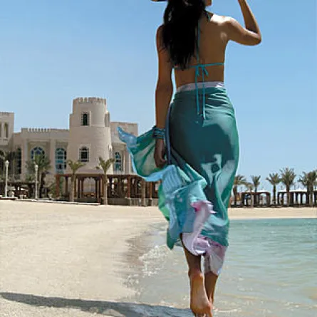 المشي على رمال البحر يقوِّي عضلات القدمين