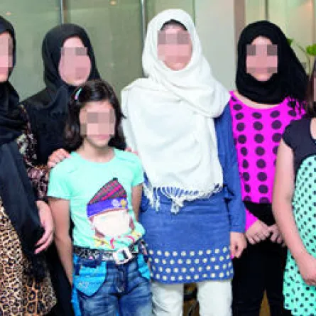 أب يحرق ويعذب بناته الخمس