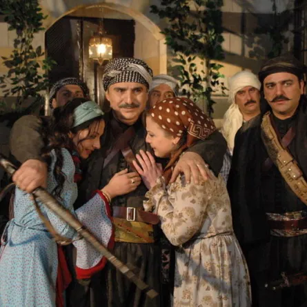 "خان الدراويش" يسبق "باب الحارة" والكاتب يهدّد