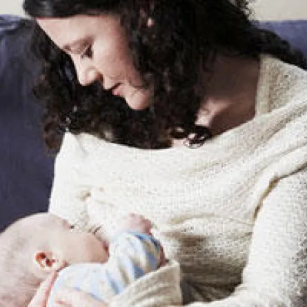 «لبن الأم» أهم طعام للطفل خلال أيام الولادة الأولى