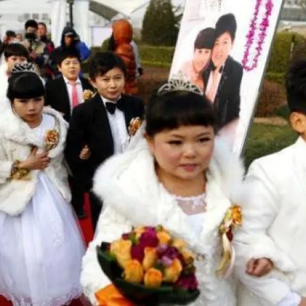 عرس جماعي لأقزام الصين