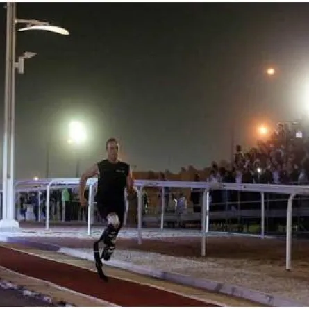 عدّاء مبتور الساقين يتغلب على حصان عربي مدرب