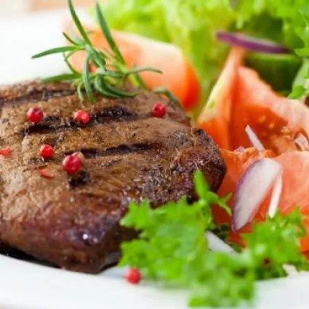 اللحم المشوي مع الروكا طبق صحي بإمتياز!