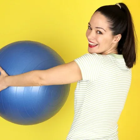 أفضل تمارين الكرة السويسرية للمعدة