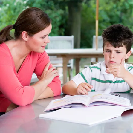 علمي ابنك حلّ واجباته المدرسية بنفسه