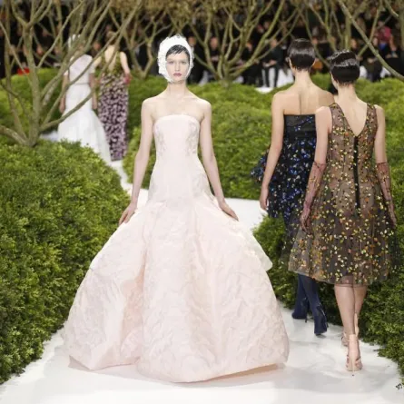 المصممون يستعدون لعرض أفضل ما لديهم في أسبوع الموضة للأزياء الراقية