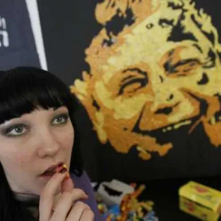 لوحات فنية من العلكة