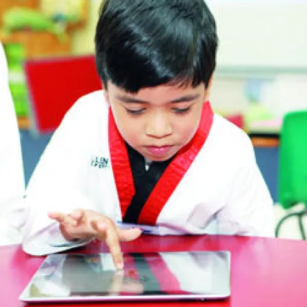 "التربية" الإماراتية تستجيب لرغبة طفل وتسلمه «آي باد»