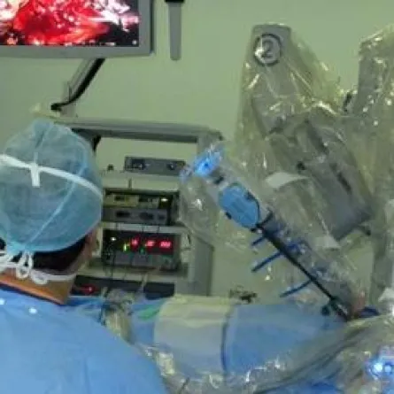 استئصال ورم في المخ لخمسينية باستخدام الروبوت