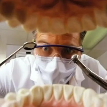 طبيب يقتلع أسنان مريضة لامتناعها عن الدفع