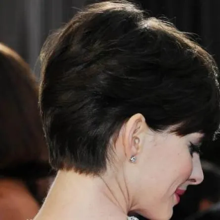 تصفيفة شعر آن هاثاواي تتفوق على جينيفر أنيستون