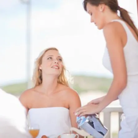 فاتورة بـ6 دولارات والبقشيش 446 دولاراً!