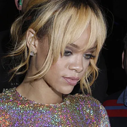 Rihanna تتأخّر ساعتين على حفلتها وتضرب أحد المعجبين