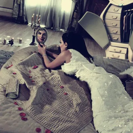 آخر إطلالات النجمات بفساتين الزفاف