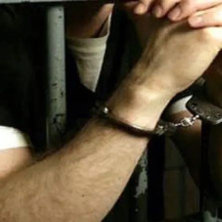 أب يهدد أسرته بالقتل