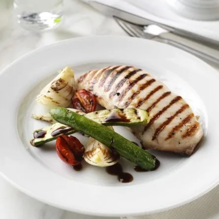 الدجاج المشوي مع الخضر والبشاميل