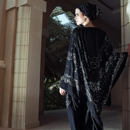 العباءة من الأزياء التراثيَّة إلى الأناقة العصريَّة