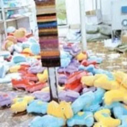 "التجارة" تقبض على عصابة تقوم بتقليد ألعاب الأطفال