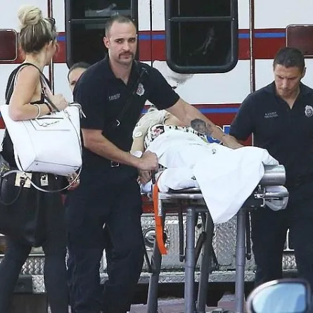 بالصور: الإسعاف تنقل Rita Ora إلى المستشفى