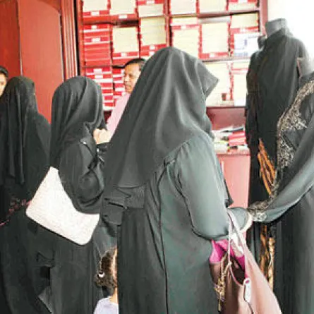 سعودي بملابس نسائية في المجمعة