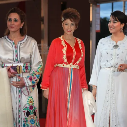 نجمات مغربيّات بالقفطان على السجّاد الأحمر  