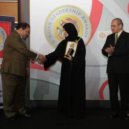 سعودية تستلم جائزة القيادة التعليمية الآسيوية
