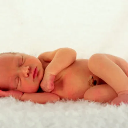 أب سعودي يخطف ابنته