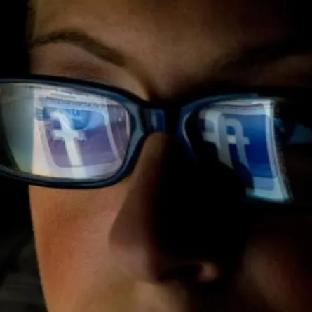 الأباء جواسيس "الفيس بوك"