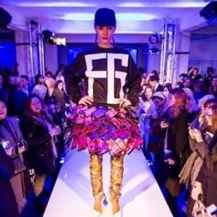 تنورة قصيرة مصنوعة من هواتف نوكيا!!