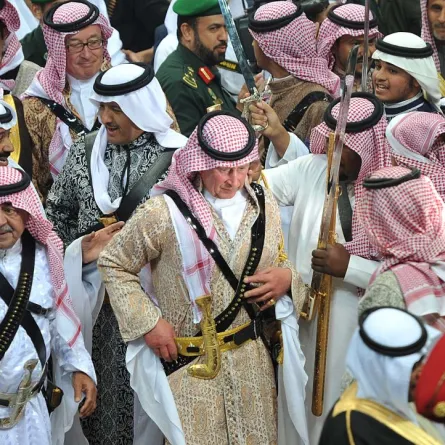 الأمير تشارلز يرقص "العرضة" بالزي السعودي