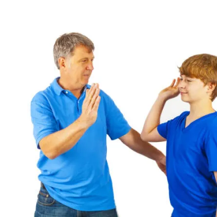 7 خطوات لكسب صداقة الابن المراهق