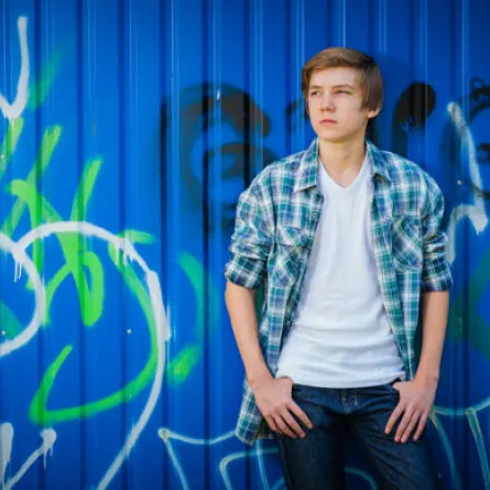 سهر المراهق خارج البيت العلاج في يد الأب وحده!