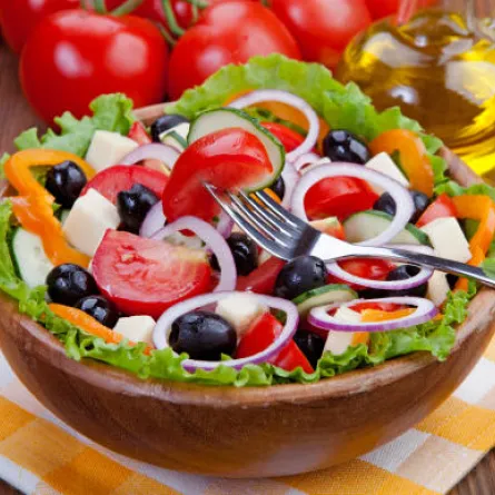 السلطة اليونانية:غنية بالمواد الغذائية