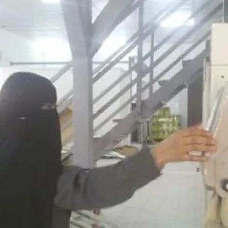 أول سعودية تشغّل الآلات الثقيلة في الدمام