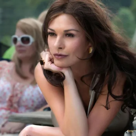 نصائح النَّجمة "Catherine Zeta Jones" لبشرة نضرة