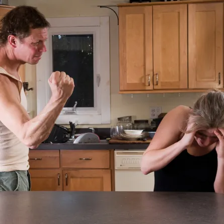 أغلب العنف الزوجي يحدث في المطبخ وغرف النوم