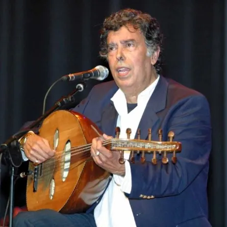 الدكالي يغني لنبذ التحرش