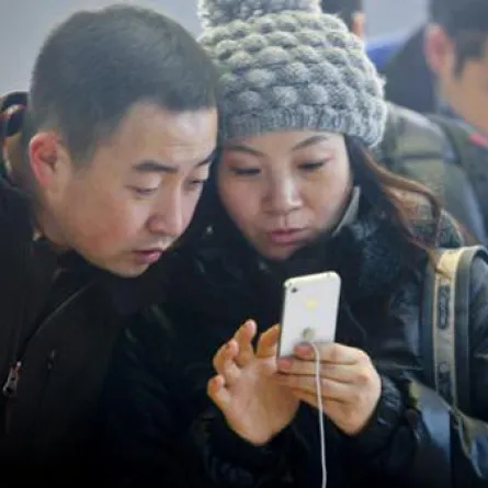 صينيان يبيعان طفلتهما مقابل آي فون