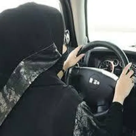 سعودي يطالب بمنح ابنته رخصة قيادة السيارة