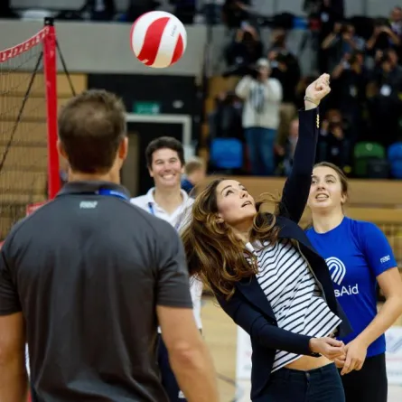 Kate Middleton تلعب الكرة الطائرة.. ورشاقتها تثير غيرة النساء