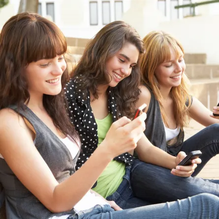 أسرار ولع المراهقات بالواتس آب