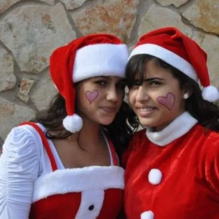 جامعيات سعوديات بزي "بابا نويل"