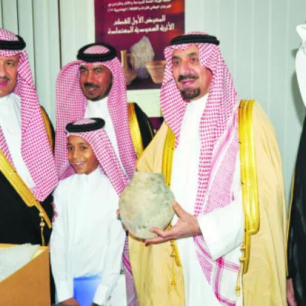 مواطن يسلم قطعة أثرية تعود إلى ما قبل الإسلام