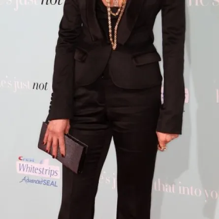 4 إطلالات ناجحة لأنستون من Burberry!