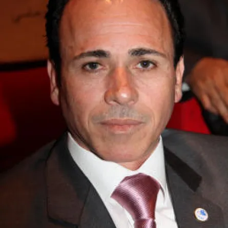 هل تقبل بأن ترافق ابنك صديقته أول مراهقته؟