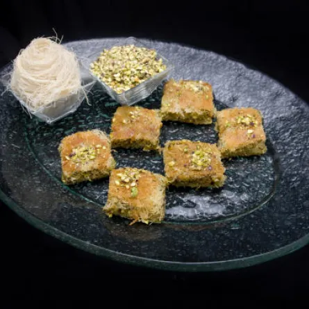 إذا كنتِ من محبي الحلويات الشرقية وتودّين تجربة واحدة من وصفاتها في منزلكِ... إليكِ الكنافة بالمكسرات؟