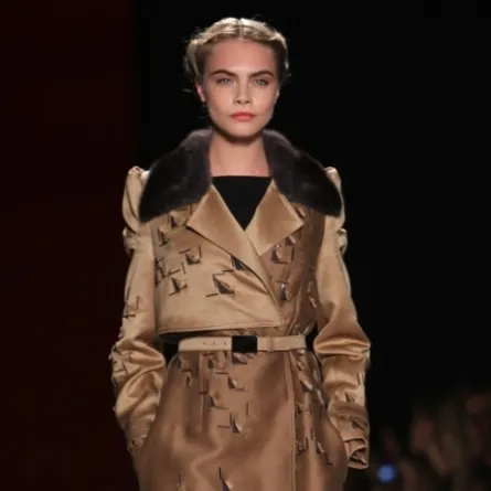 كارولينا هيريرا تجمع التناقضات