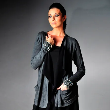 عباءات إماراتية تزيّنها سترة "الكارديغان"